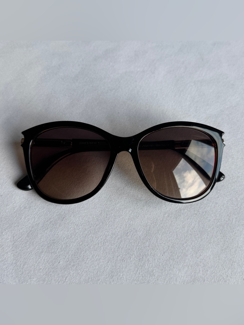 Brown tortoise shell sunglasses